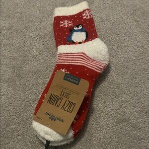 Northeast outfitters womens cozy cabin socks Red/White penguin/ snowflake desig
